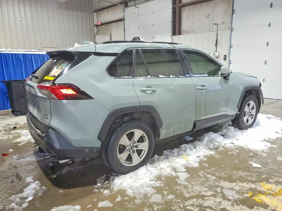 2020 TOYOTA RAV4 XLE  