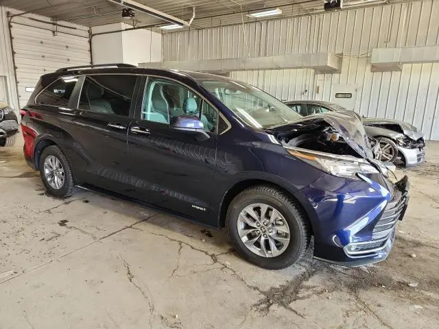 2021 TOYOTA SIENNA XLE  