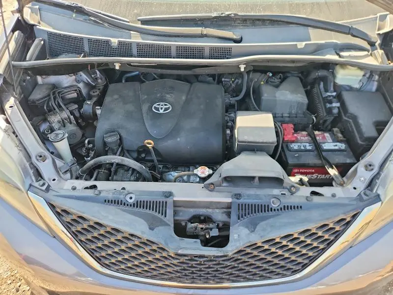 2017 TOYOTA SIENNA SE  