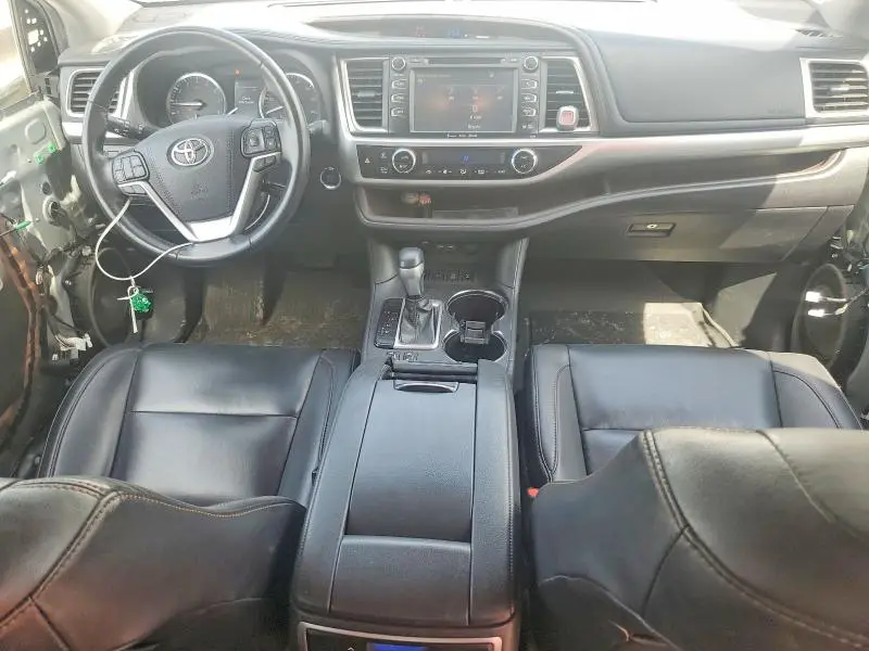 2019 TOYOTA HIGHLANDER SE  