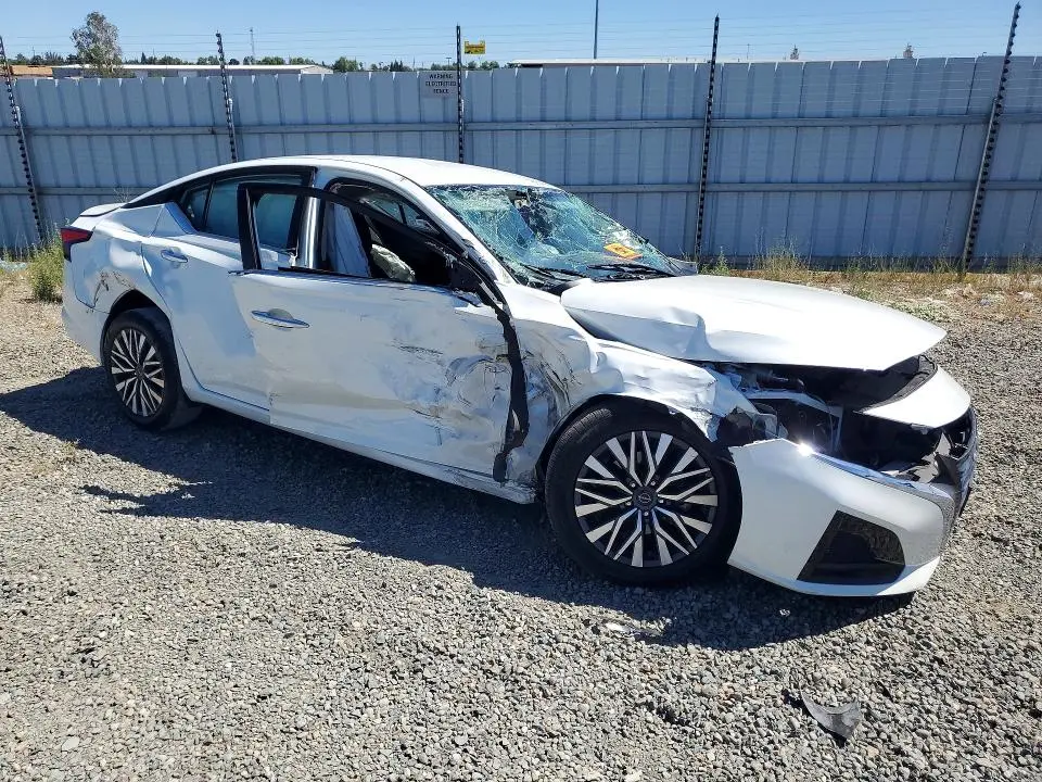 2024 NISSAN ALTIMA SV  