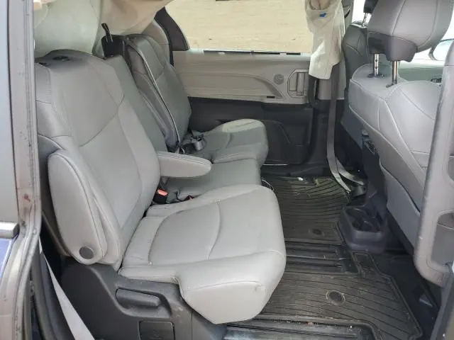 2022 TOYOTA SIENNA XLE  