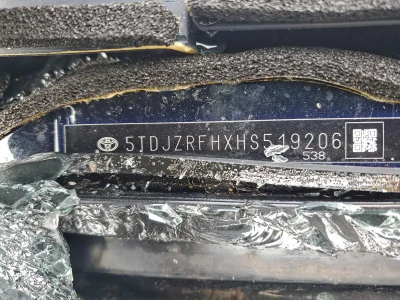 2017 TOYOTA HIGHLANDER SE  