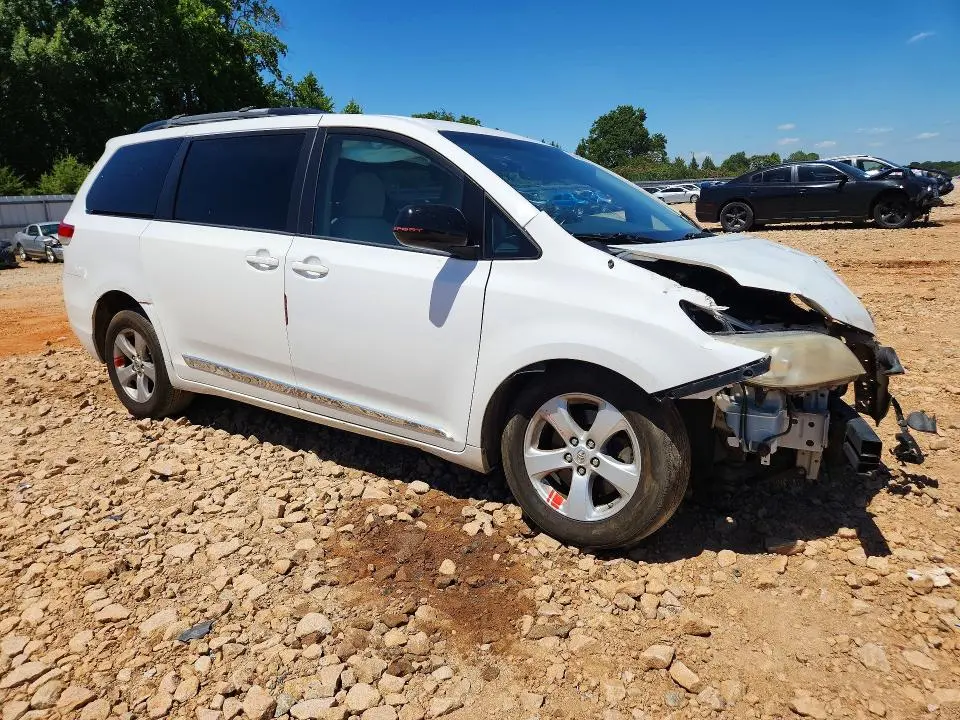 2014 TOYOTA SIENNA LE  