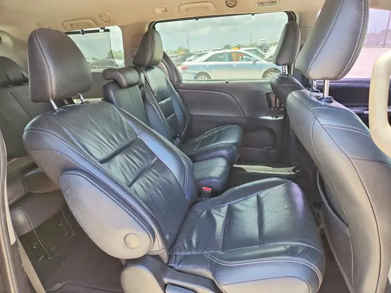 2016 TOYOTA SIENNA SE  