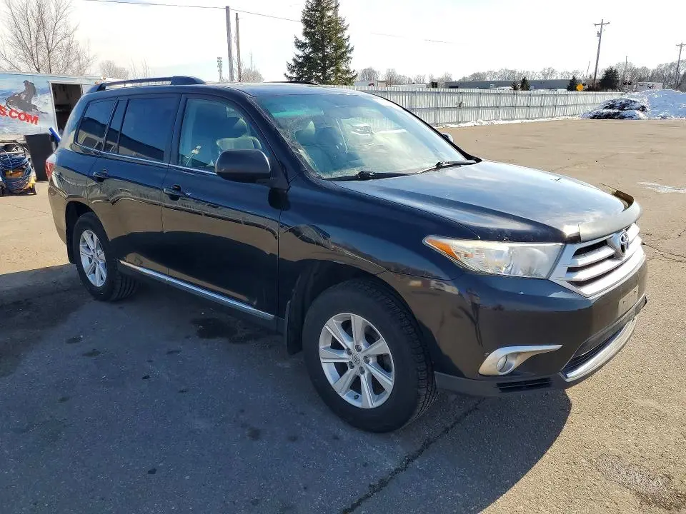2011 TOYOTA HIGHLANDER SE  