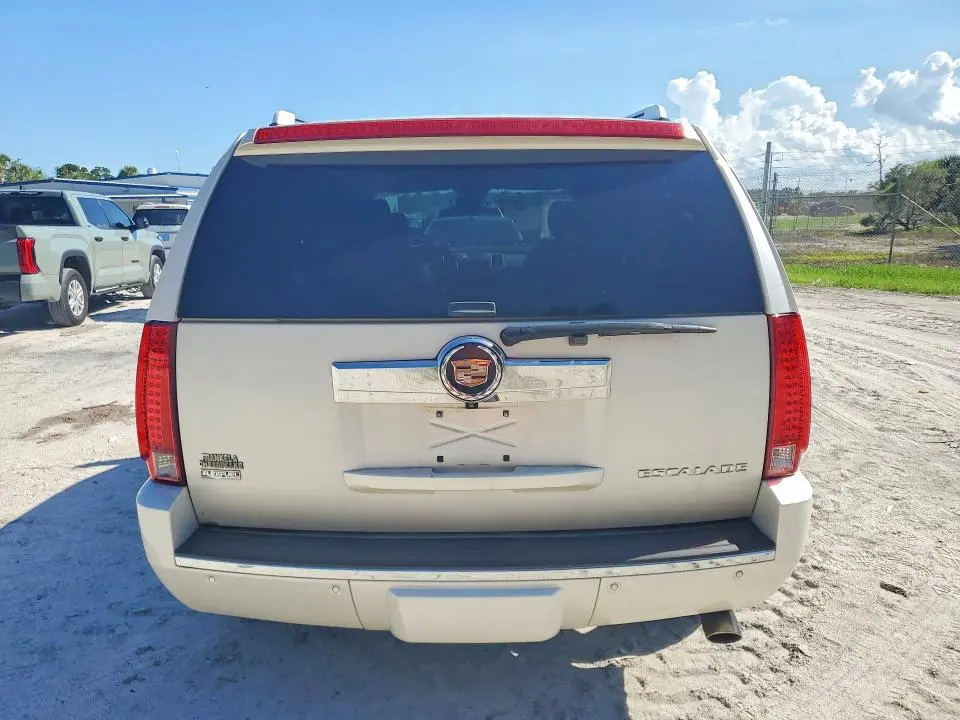 2010 CADILLAC ESCALADE LUXURY  