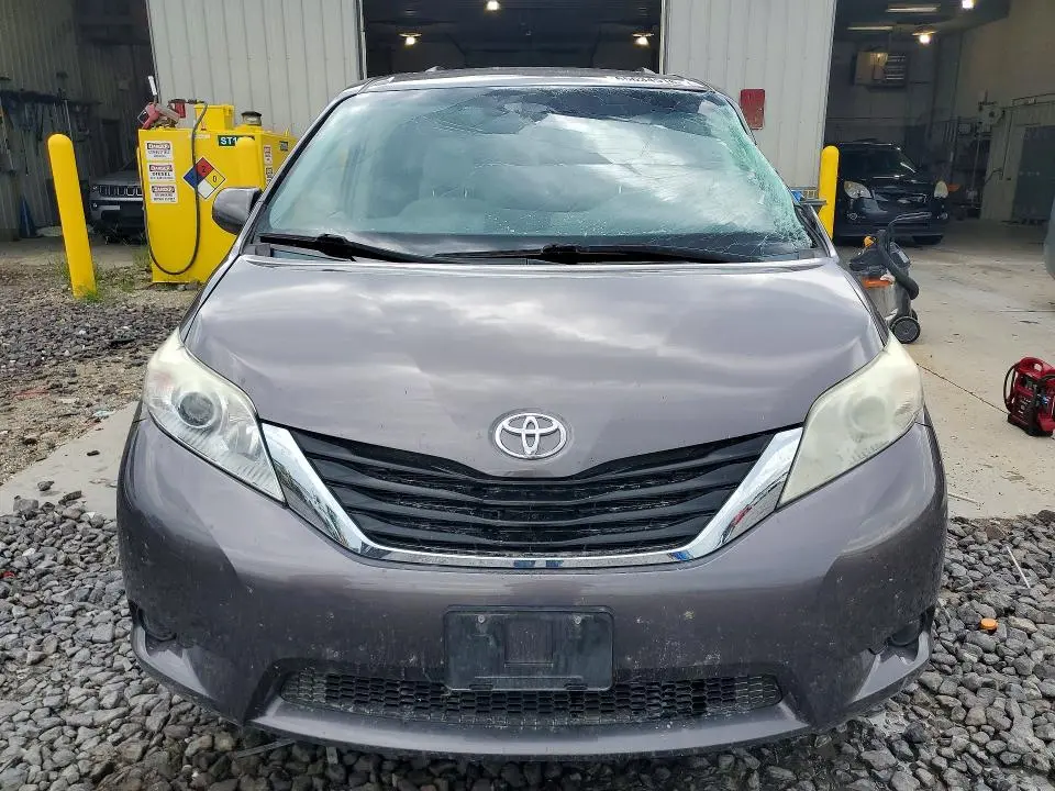 2013 TOYOTA SIENNA LE  
