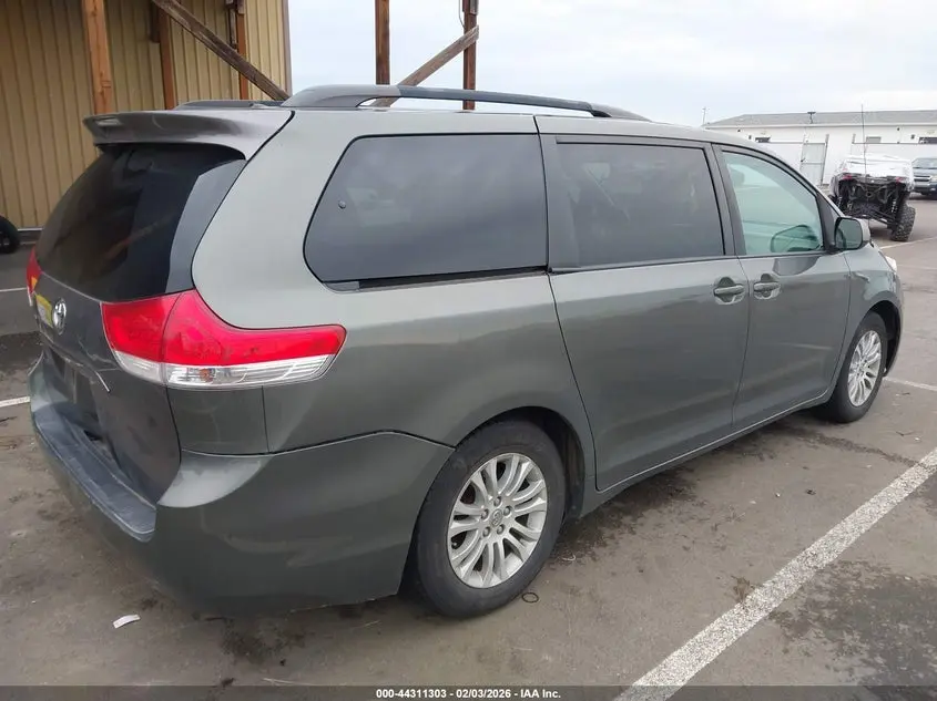 2013 TOYOTA SIENNA XLE V6 8 PASSENGER