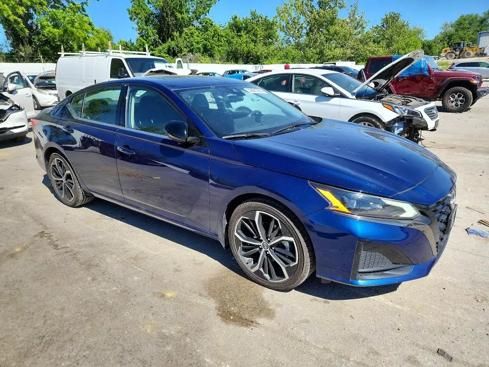 2023 NISSAN ALTIMA SR  