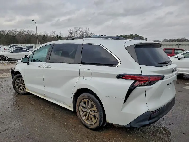 2022 TOYOTA SIENNA XLE  