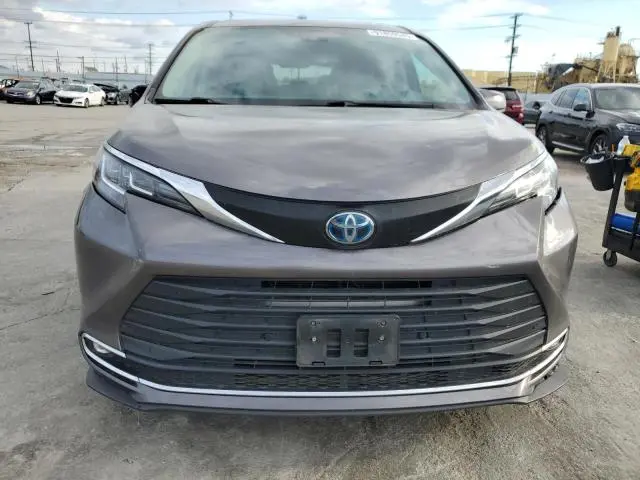 2021 TOYOTA SIENNA XLE  