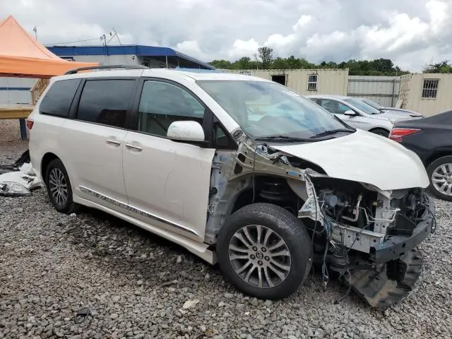 2018 TOYOTA SIENNA XLE