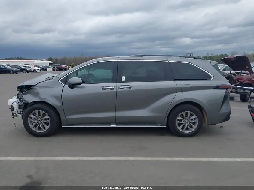 2026 TOYOTA SIENNA XLE