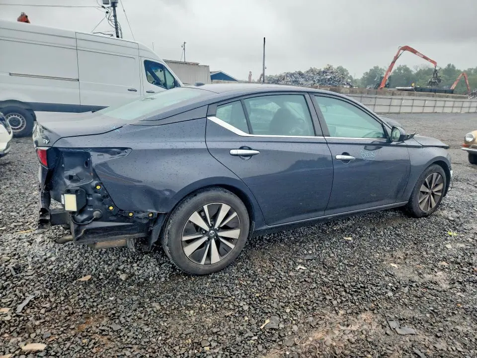 2021 NISSAN ALTIMA SV  