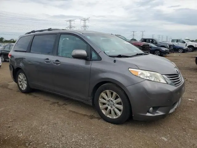 2013 TOYOTA SIENNA XLE  