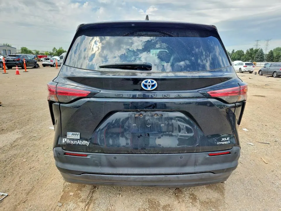 2021 TOYOTA SIENNA XLE  
