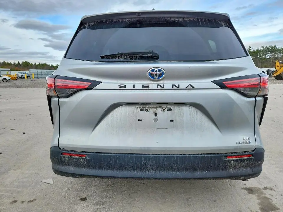 2021 TOYOTA SIENNA LE 8-PASSENGER  