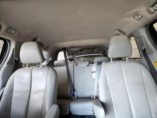 2013 TOYOTA SIENNA XLE  