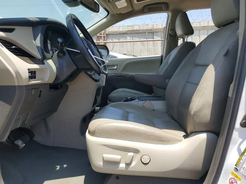 2019 TOYOTA SIENNA XLE PREMIUM 8-PASSENGER  