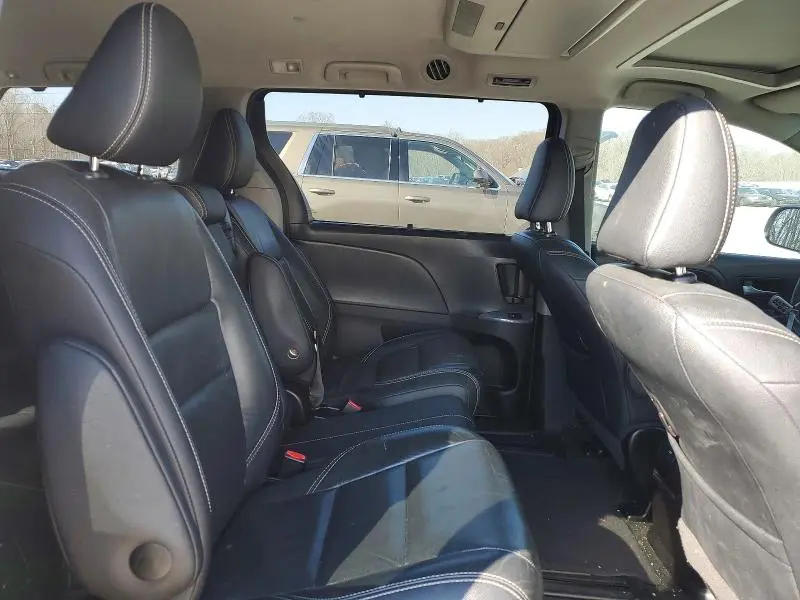2017 TOYOTA SIENNA SE  