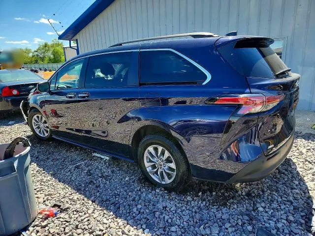 2022 TOYOTA SIENNA XLE  
