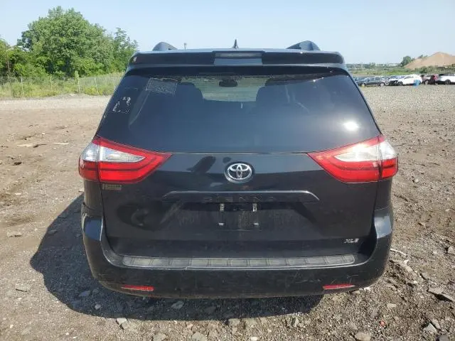 2018 TOYOTA SIENNA XLE  