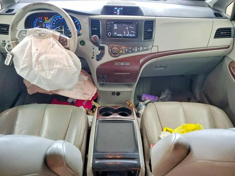 2013 TOYOTA SIENNA XLE  