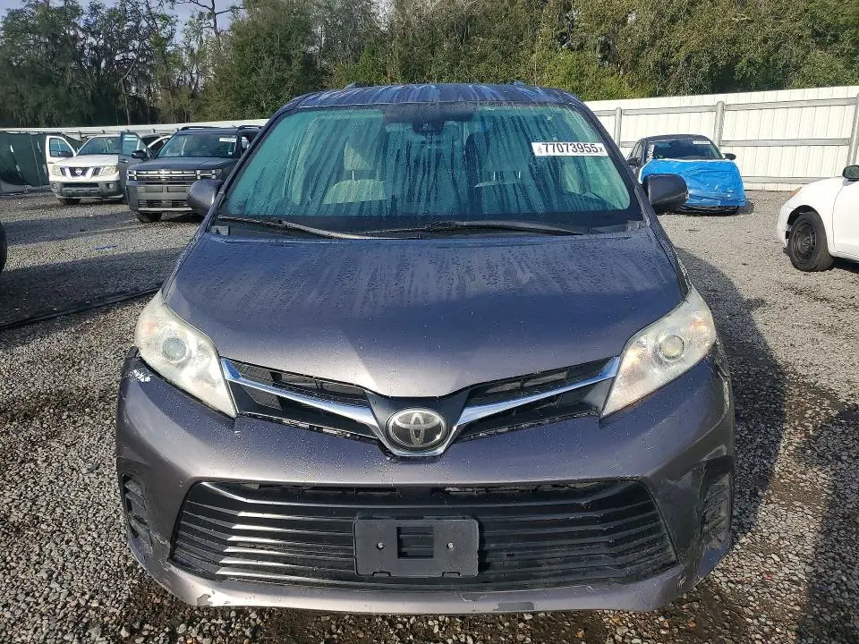 2018 TOYOTA SIENNA LE  