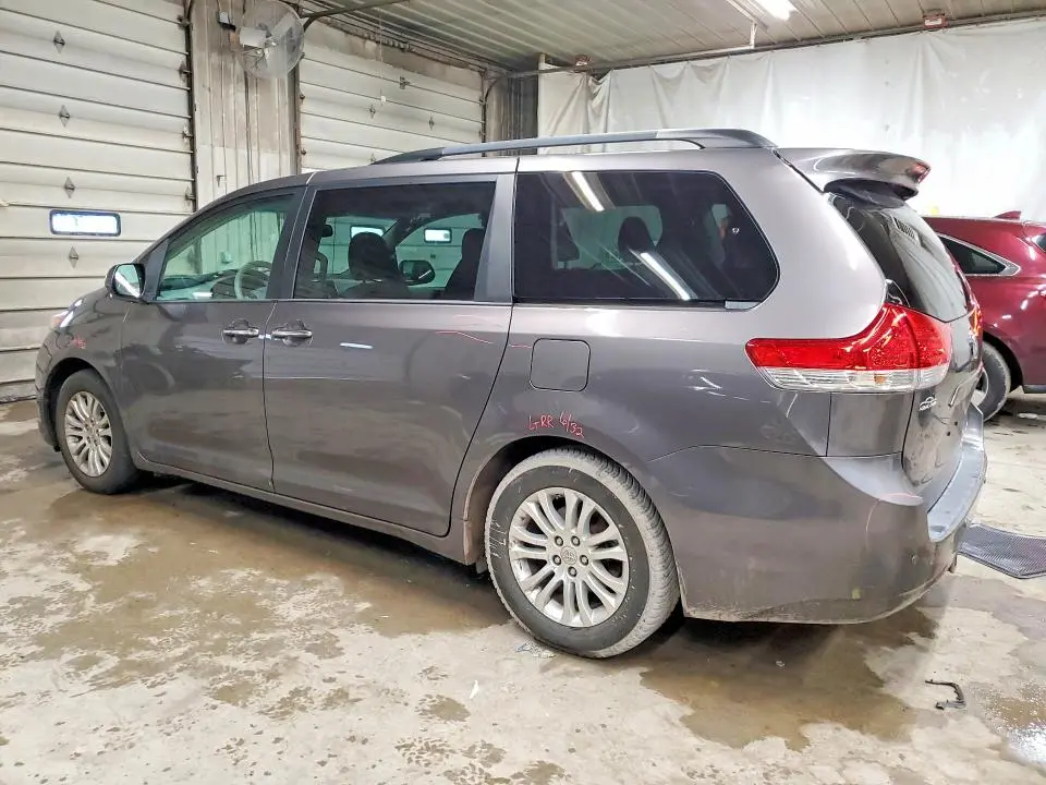2013 TOYOTA SIENNA XLE  