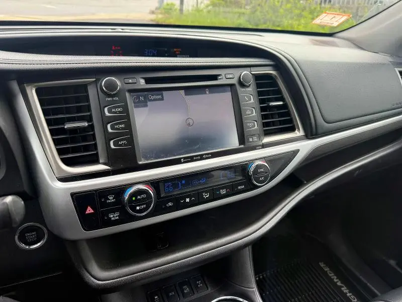 2019 TOYOTA HIGHLANDER SE  
