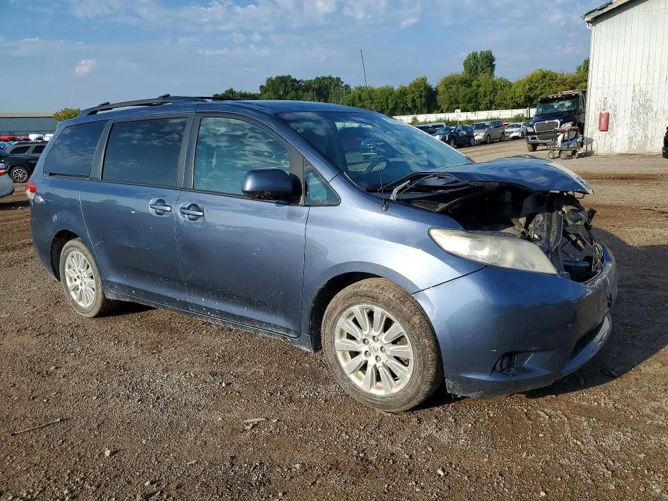 2014 TOYOTA SIENNA LE  