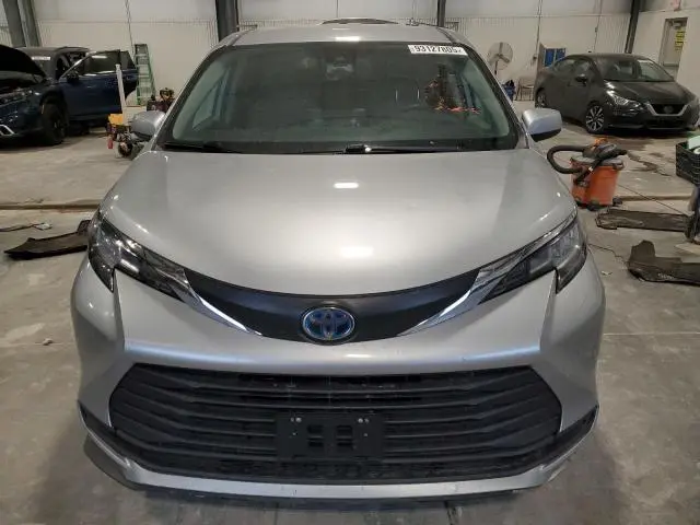 2021 TOYOTA SIENNA LE  
