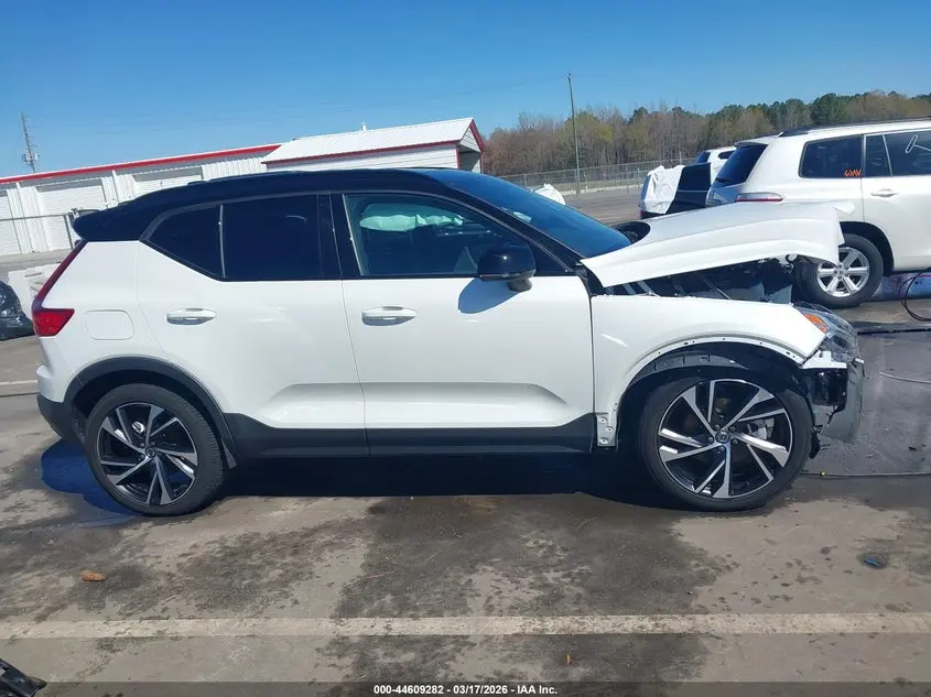 2022 VOLVO XC40 T5 R-DESIGN