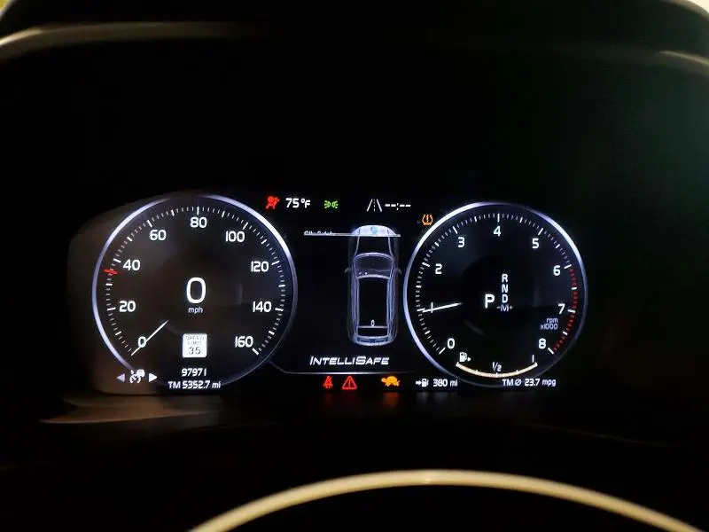 2019 VOLVO XC40 T5 MOMENTUM  