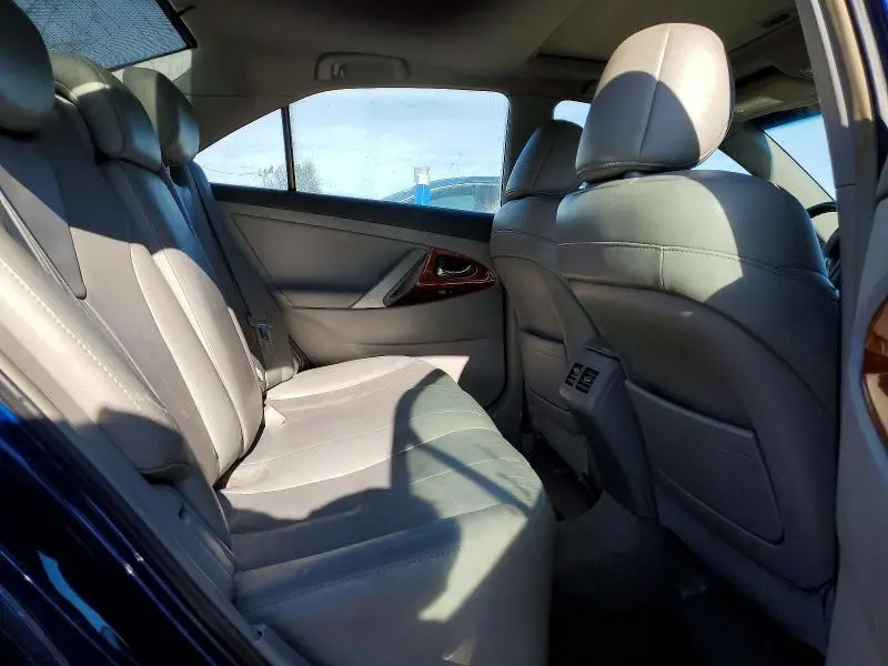 2011 TOYOTA CAMRY SE  