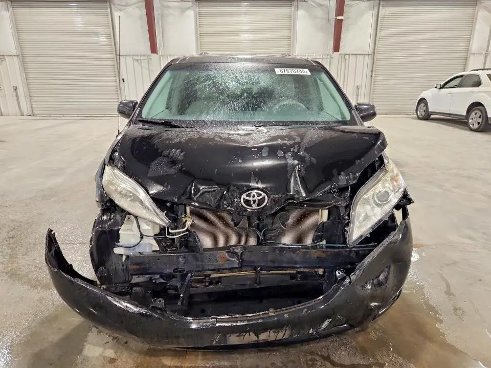 2014 TOYOTA SIENNA LE  