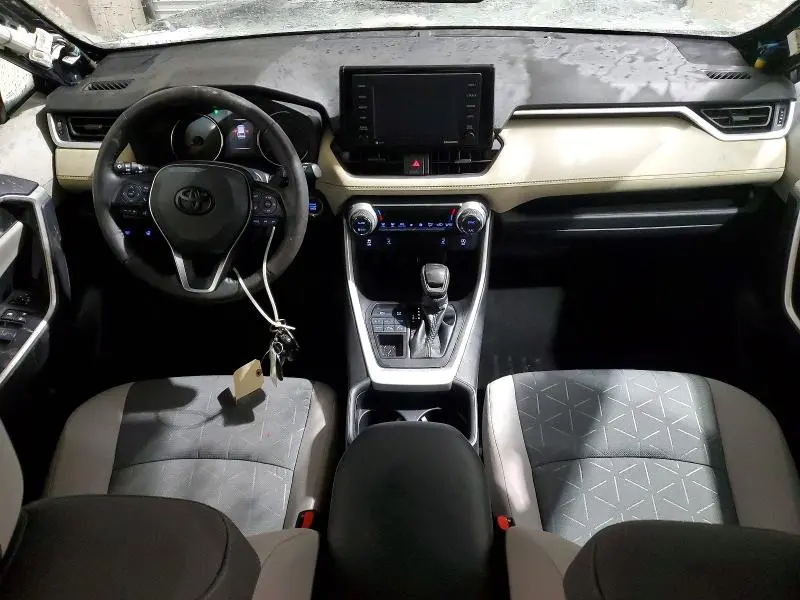 2021 TOYOTA RAV4 XLE  