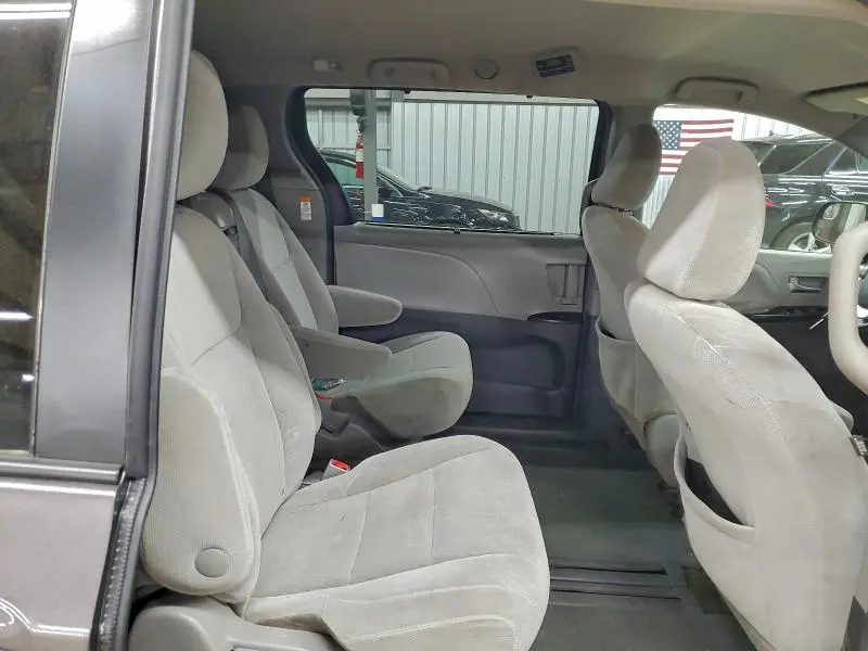 2017 TOYOTA SIENNA LE  