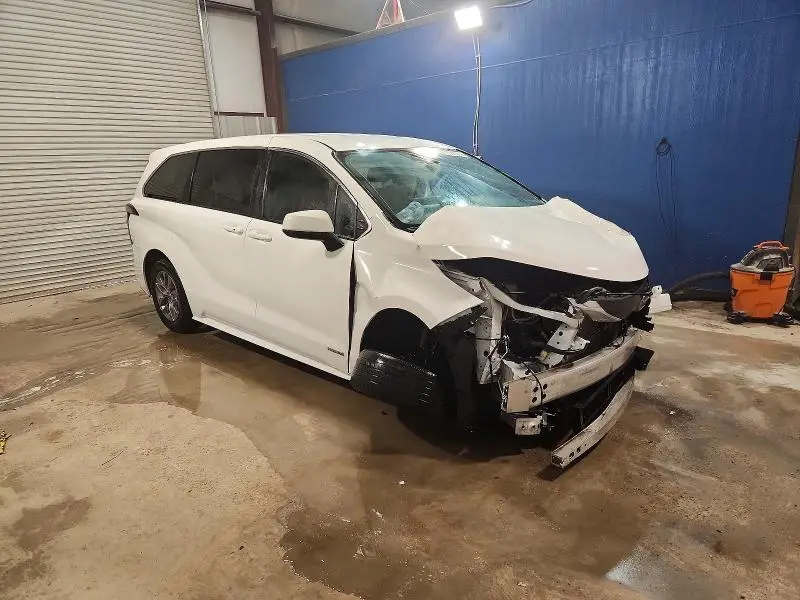 2021 TOYOTA SIENNA LE  