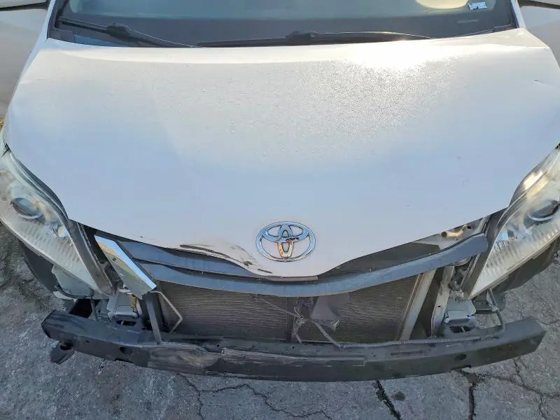 2014 TOYOTA SIENNA XLE 8-PASSENGER  
