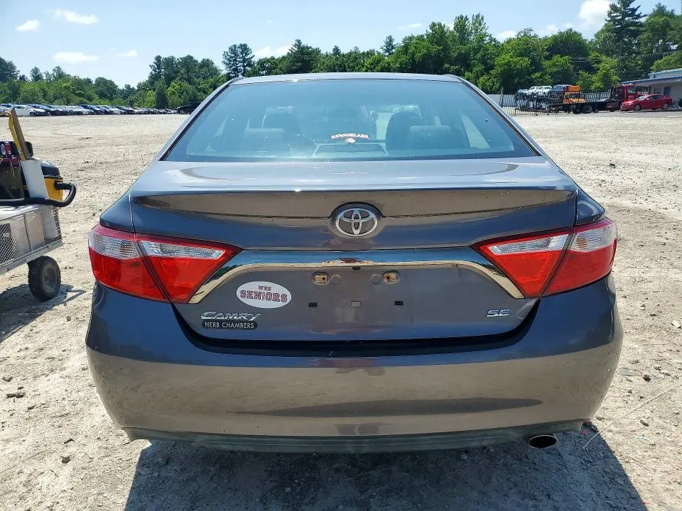 2016 TOYOTA CAMRY SE  