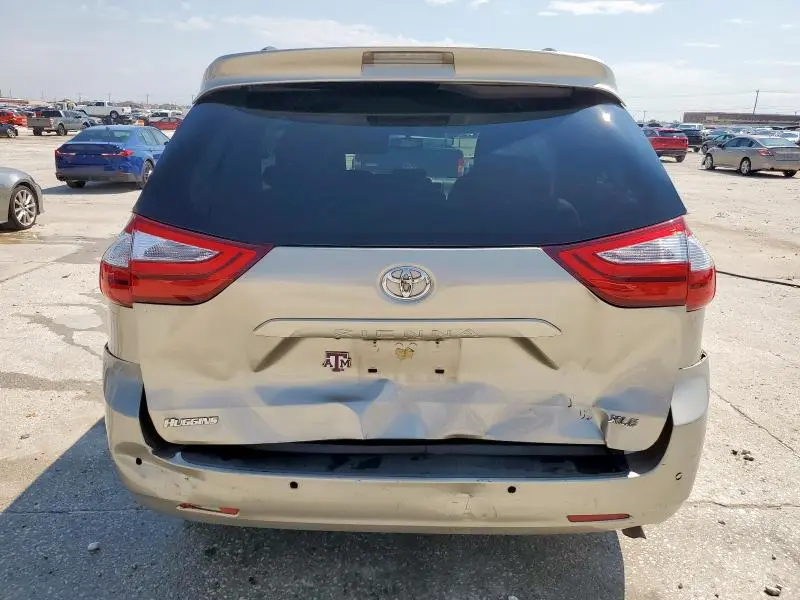 2016 TOYOTA SIENNA XLE  