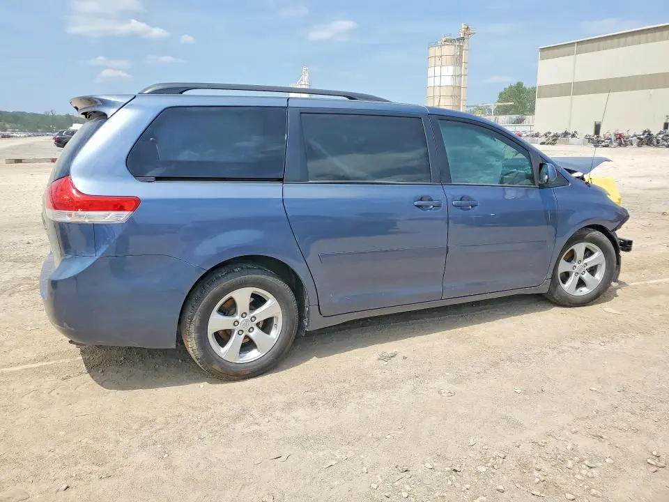 2014 TOYOTA SIENNA LE  