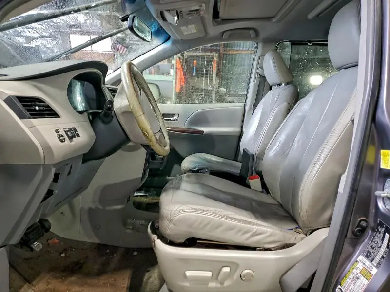 2011 TOYOTA SIENNA XLE  
