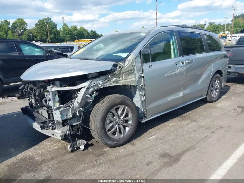 2023 TOYOTA SIENNA XLE