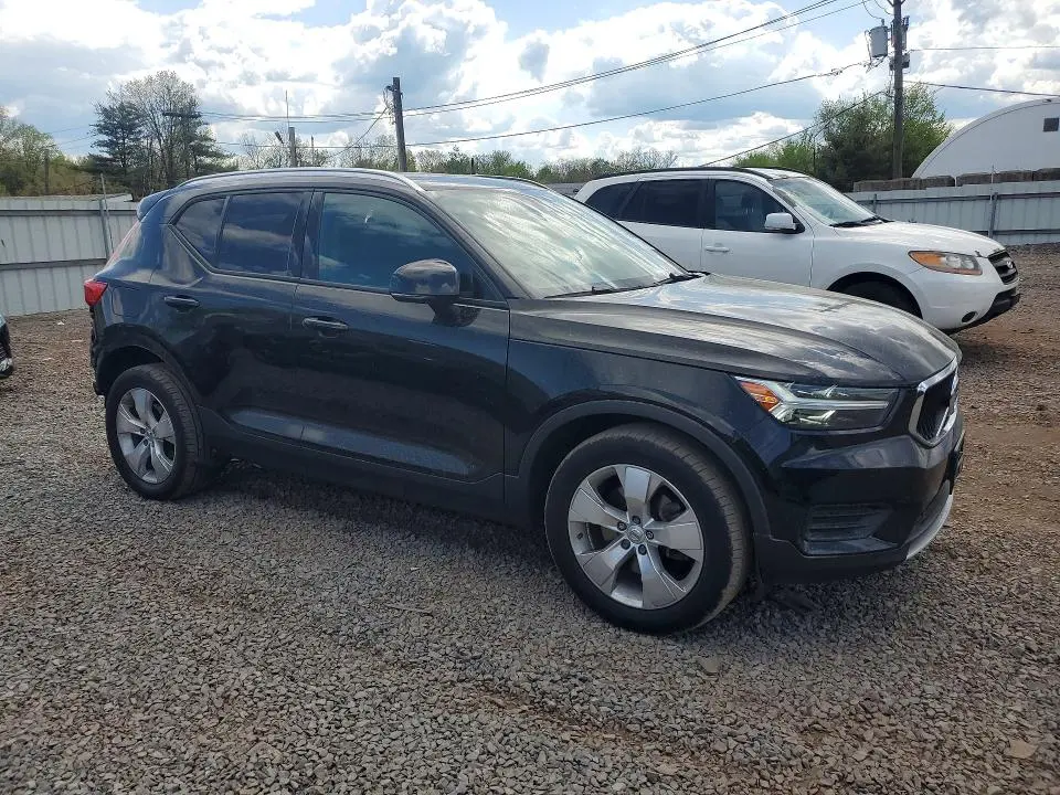 2020 VOLVO XC40 T5 MOMENTUM  