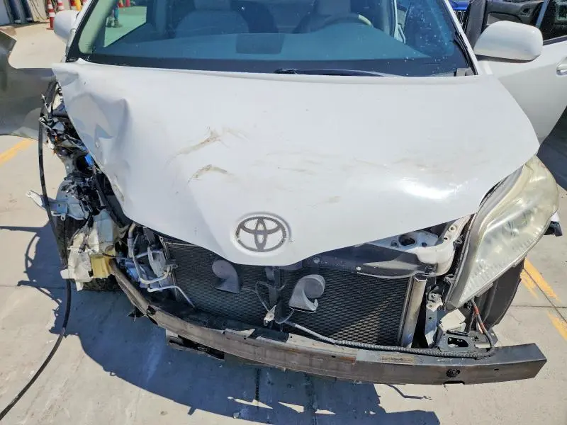 2011 TOYOTA SIENNA XLE 8-PASSENGER  