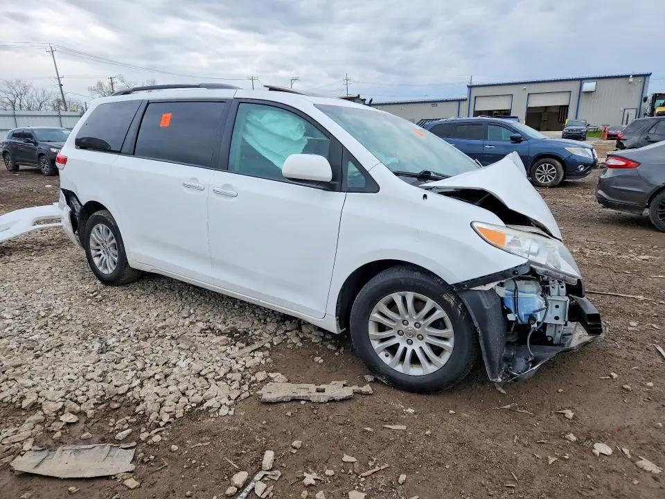 2013 TOYOTA SIENNA XLE 8-PASSENGER  