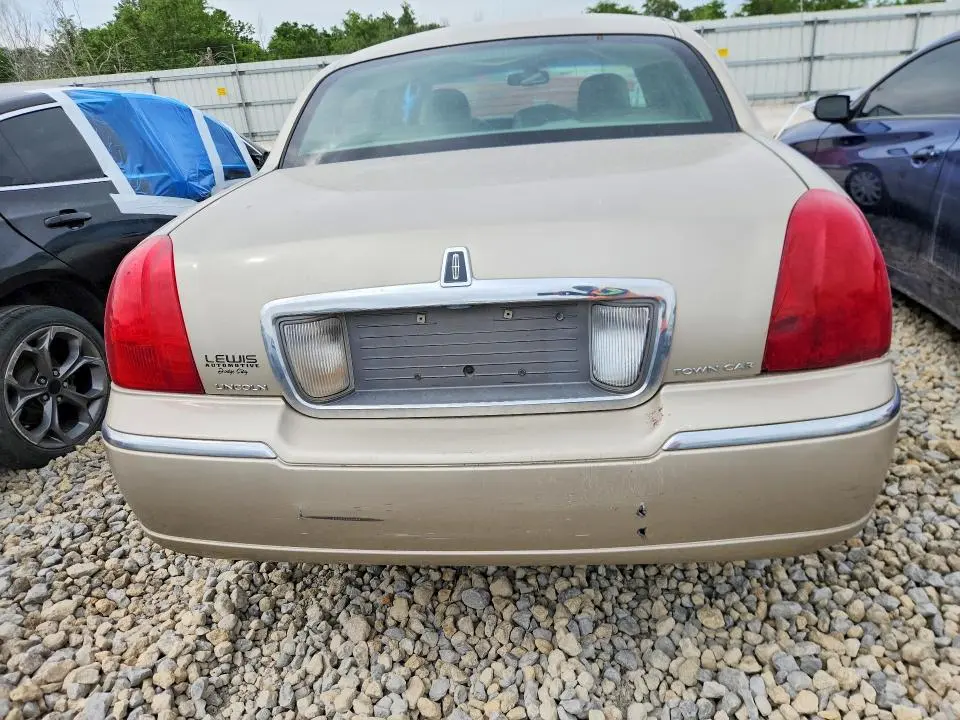 2010 LINCOLN TOWN CAR SIGNATURE LIMITED  